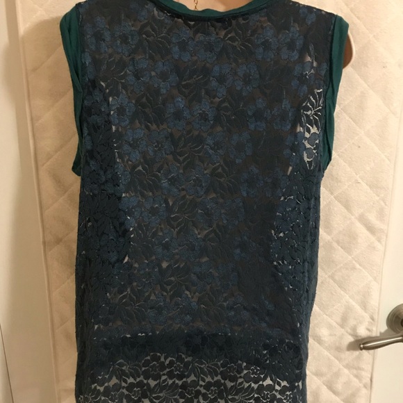 Chloe K delicate Sleeveless lace top w/side slits - Picture 3 of 6